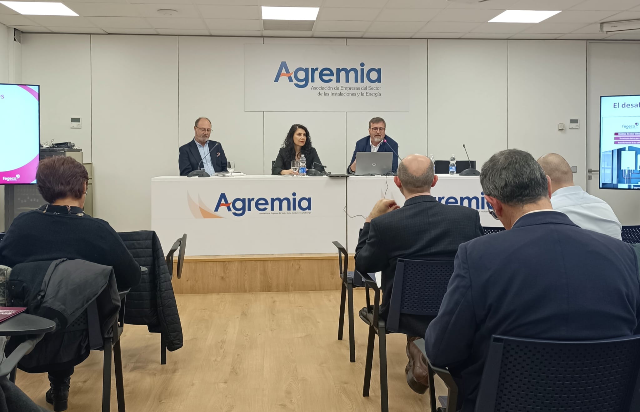 FEGECA presenta el documento: “Bombas de calor híbridas: Una solución óptima para la descarbonización de los edificios”.