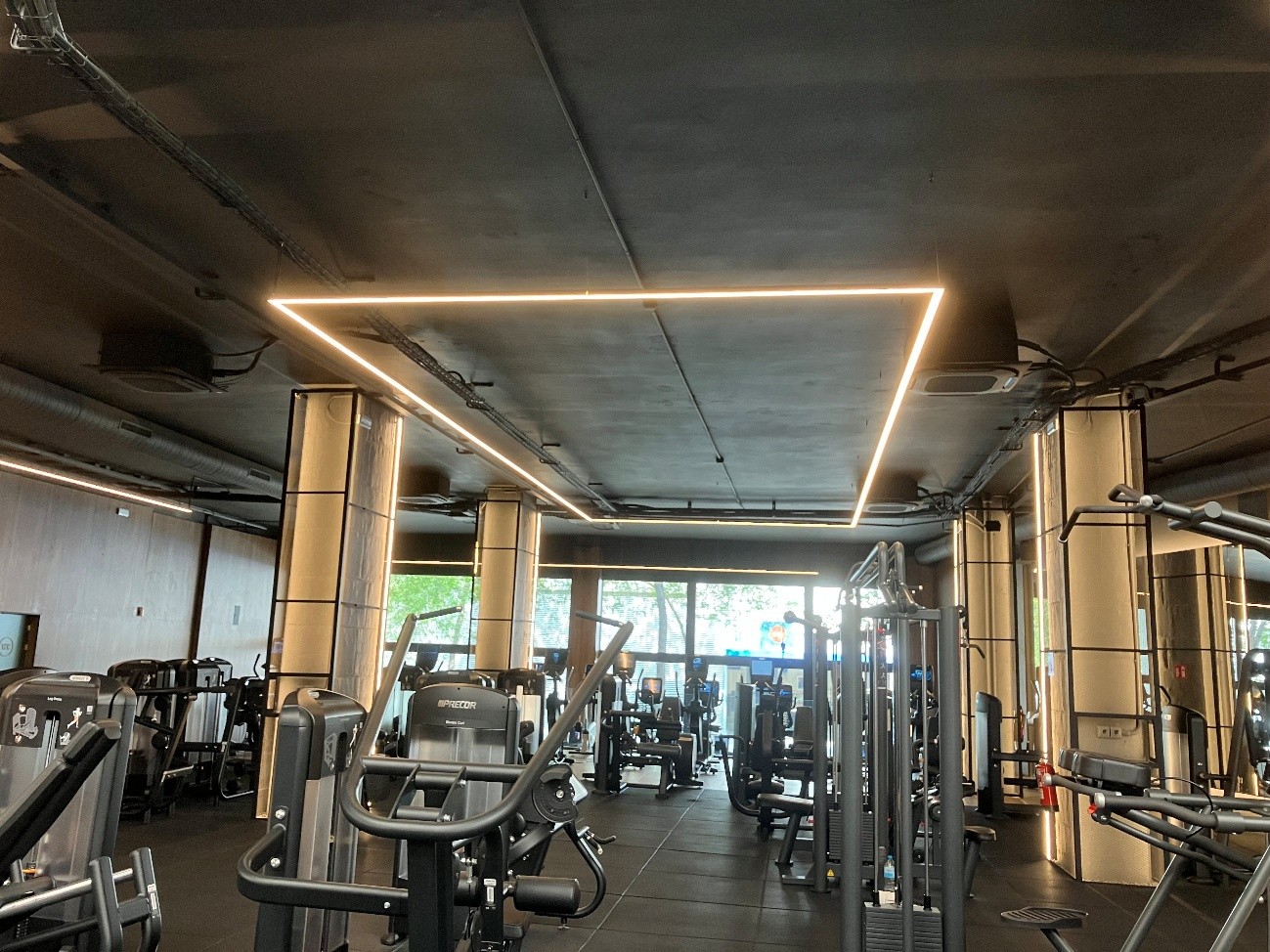 Un sistema VRF con recuperación de calor permite climatizar y producir ACS de forma simultánea en un gimnasio de alta demanda
