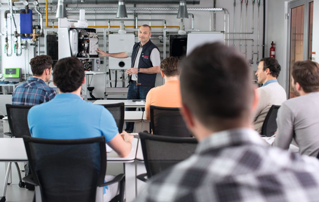 AGREMIA y BOSCH firman un acuerdo de colaboración para impulsar la formación en el sector de la calefacción, la climatización y el ACS en el marco del programa ERASMUS+