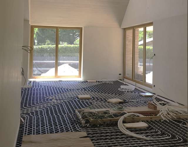 GIACOMINI : Instalando dos tipos de suelos radiantes en una vivienda