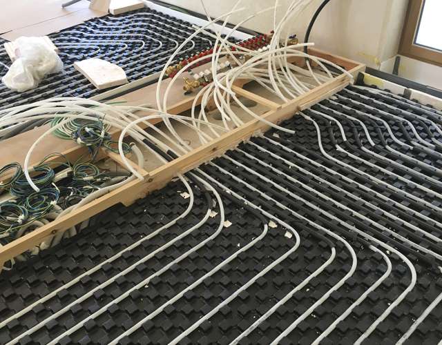 GIACOMINI : Instalando dos tipos de suelos radiantes en una vivienda