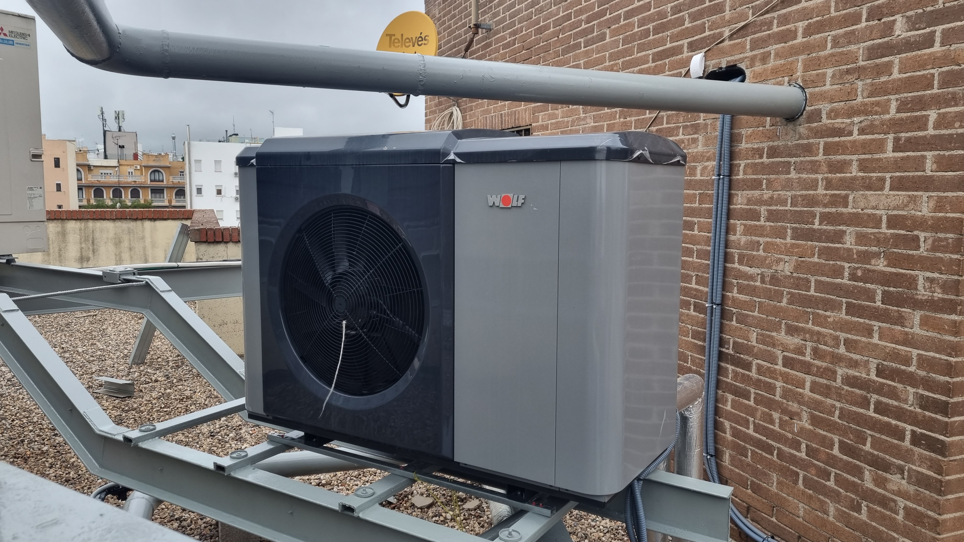 Aerotermia y calefacción central, la solución híbrida y flexible con la que lograr un ahorro inicial del 20% en un edificio de Madrid